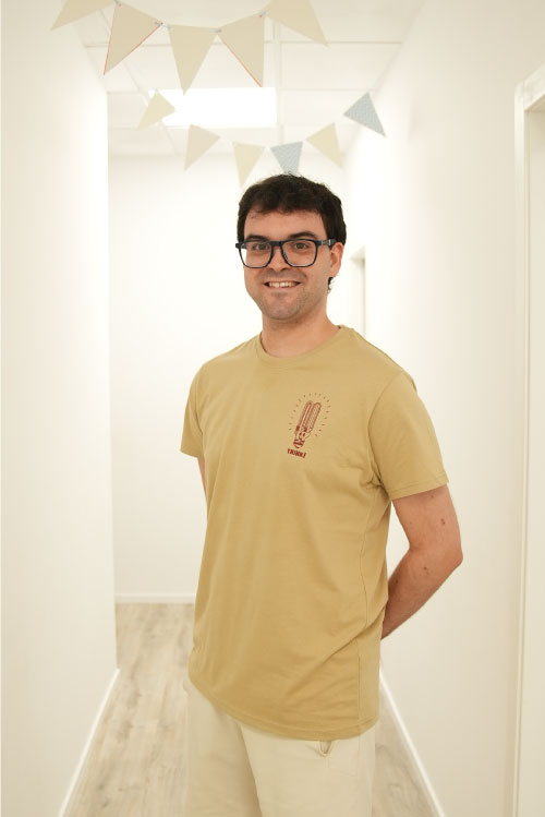 Fotografía de Fermín García, profesor de apoyo y refuerzo educativo en secundaria de la Academia Think! en Torrevieja